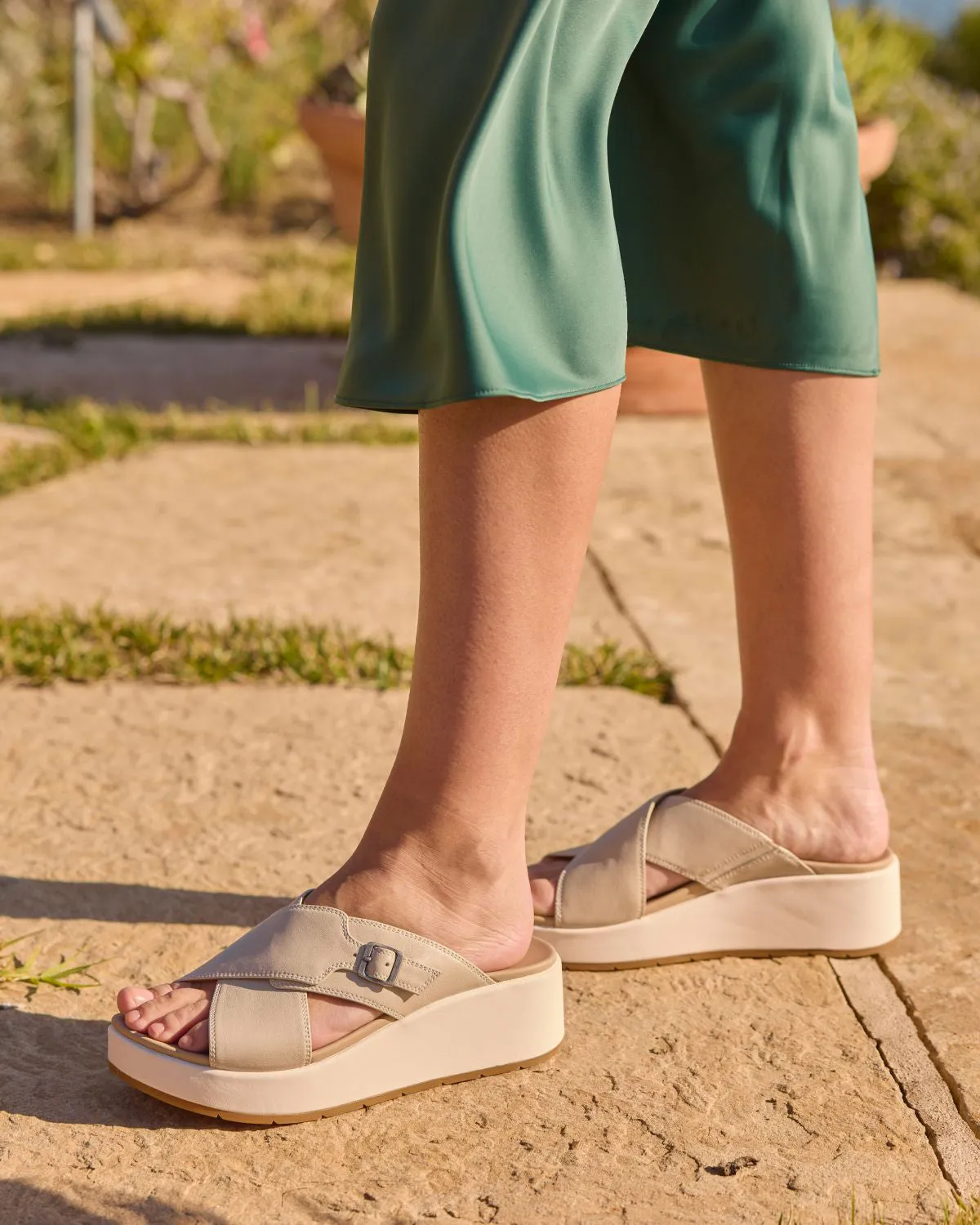 ergonomic Strap Design Solstice Cross Slide Metatarsal