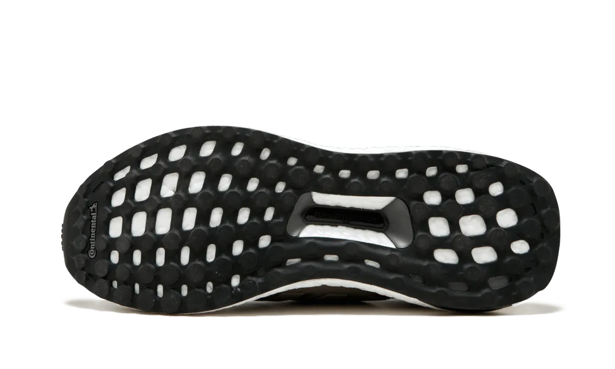 Ultraboost Light Walk Style focused