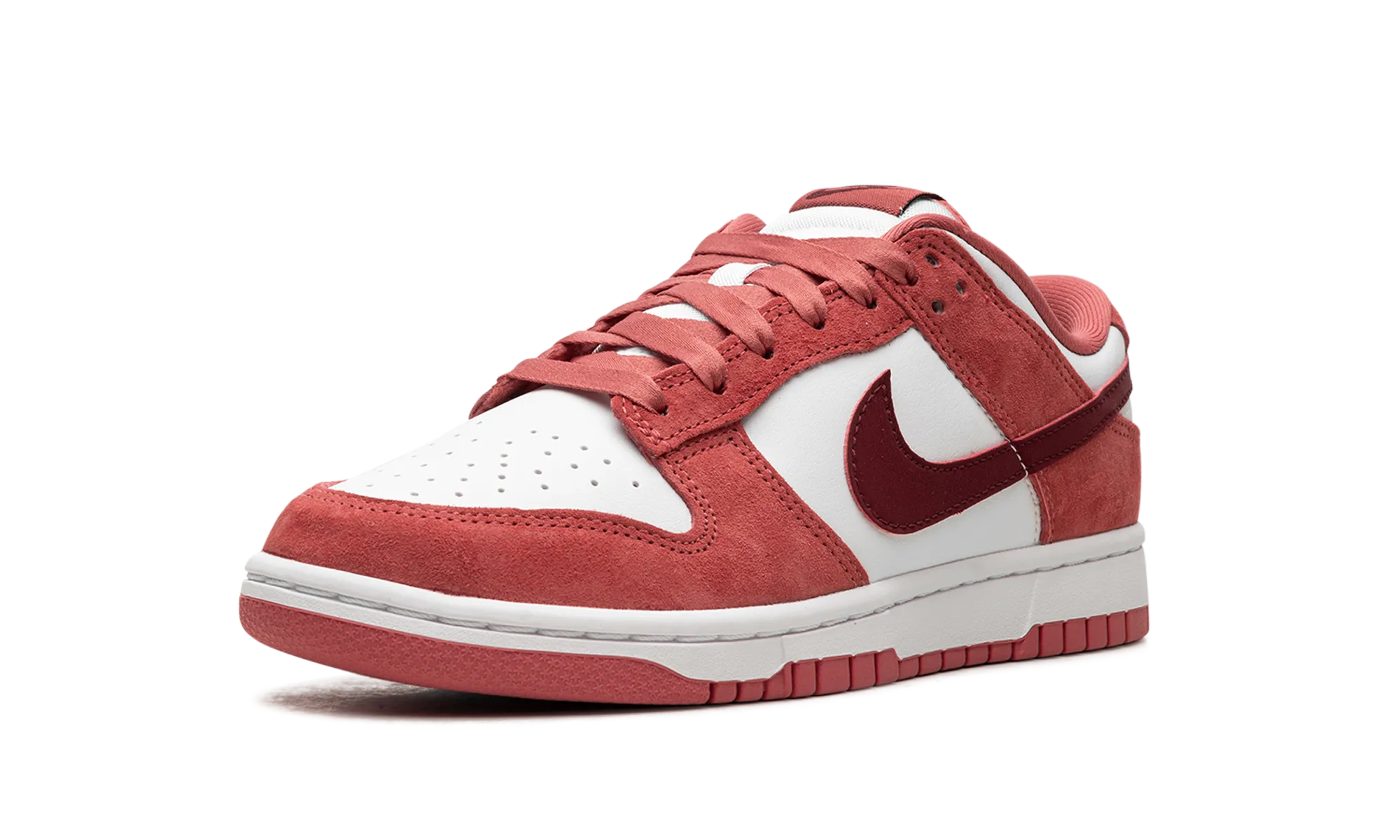 DUNK LOW WMNS "Valentine's Day" Stay Stylish