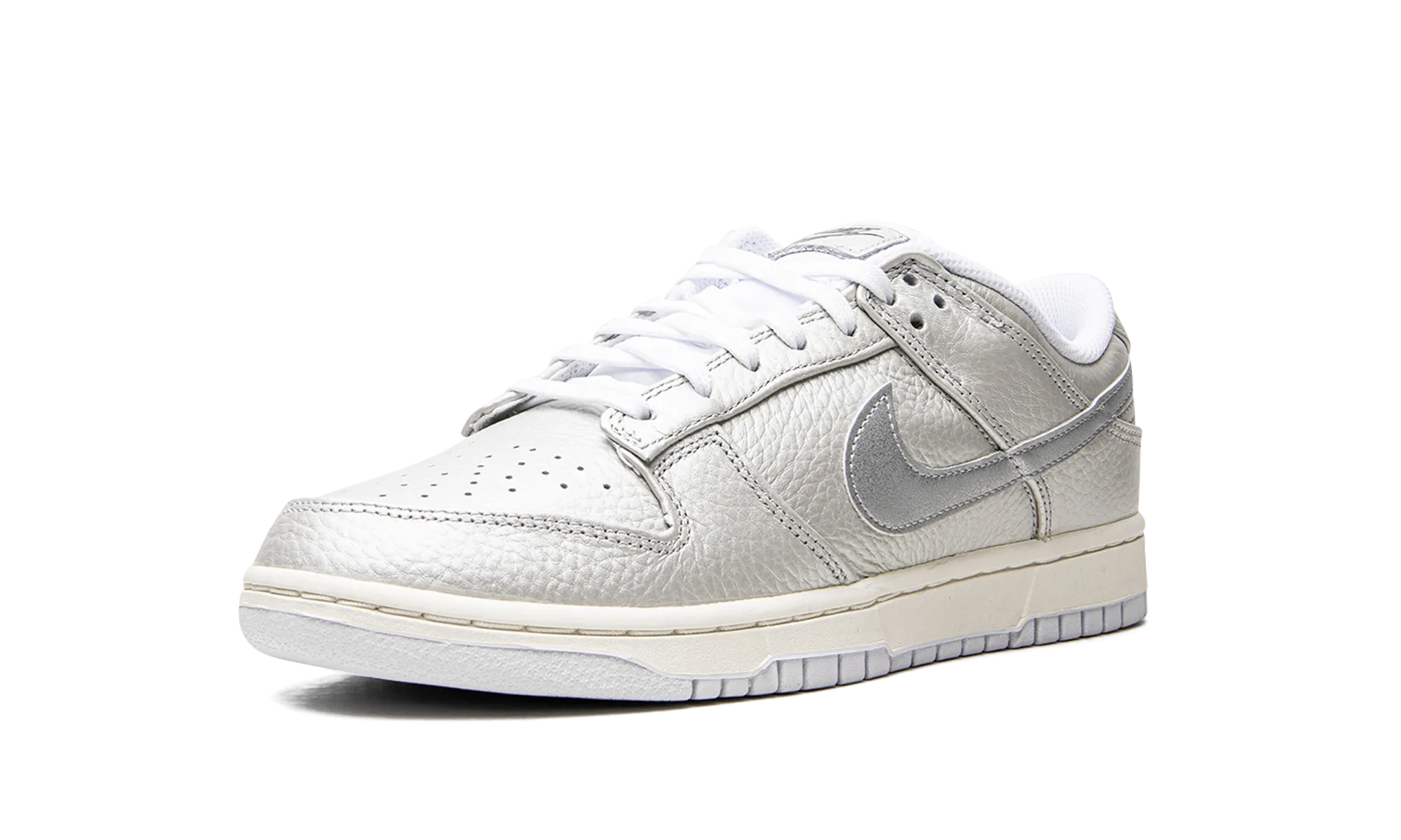 Dunk Low "Metallic Silver" All Daywear