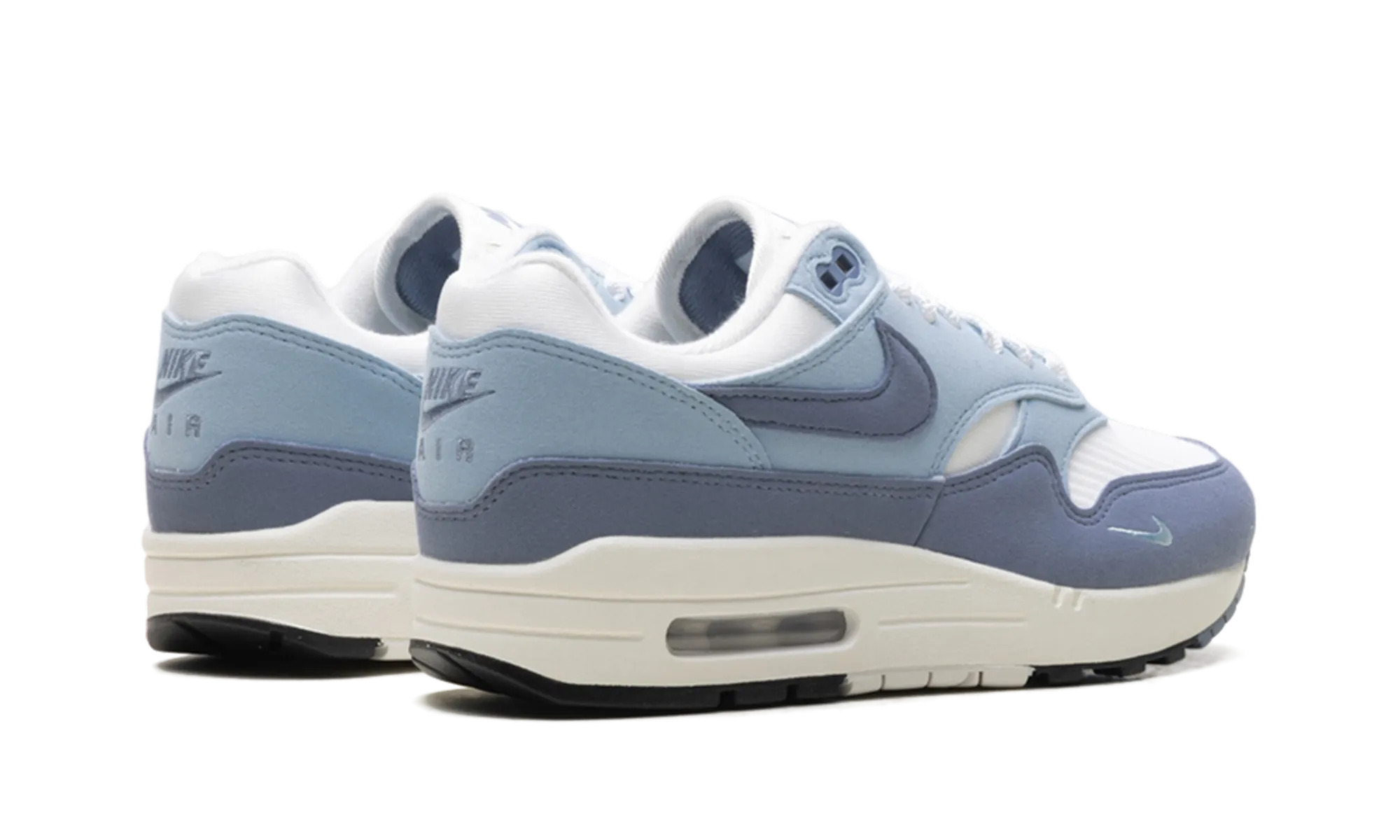 Nike Air Max 1 '87 WMNS "Light Armory Blue Ashen Slate" evening walk