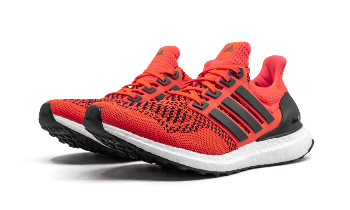 Casual Fit UltraBOOST "Solar Red"