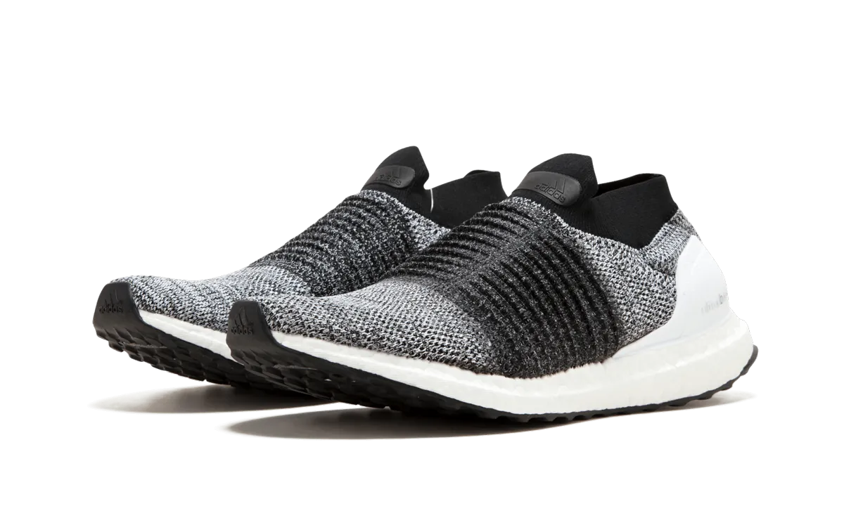 UltraBoost Laceless "Oreo" Travel Mood