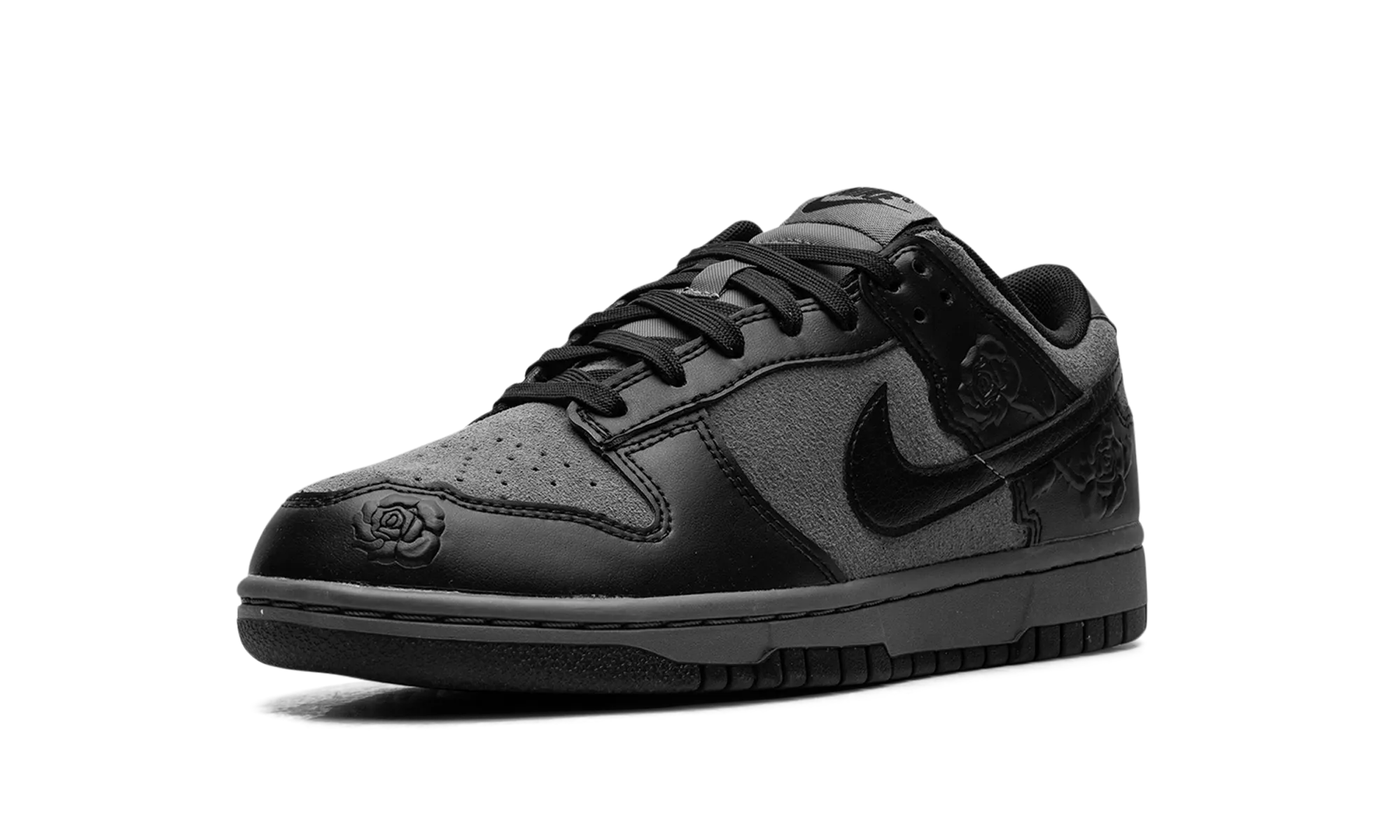 Dunk Low WMNS "Black Roses" Timeless Look
