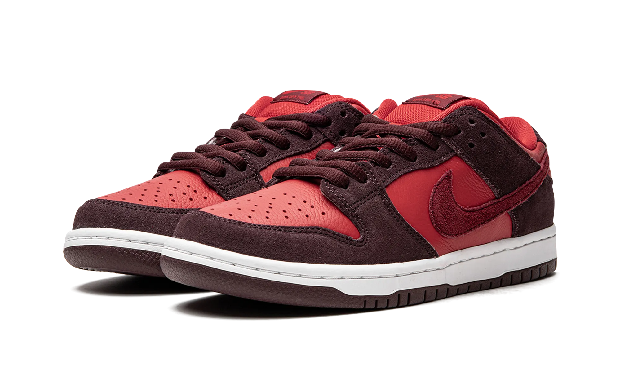 Fashionable color scheme SB Dunk Low "Cherry"