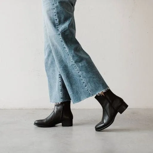 ZipUp Graduate 'Amelie' vegan-leather ankle boot by Zette Shoes - black