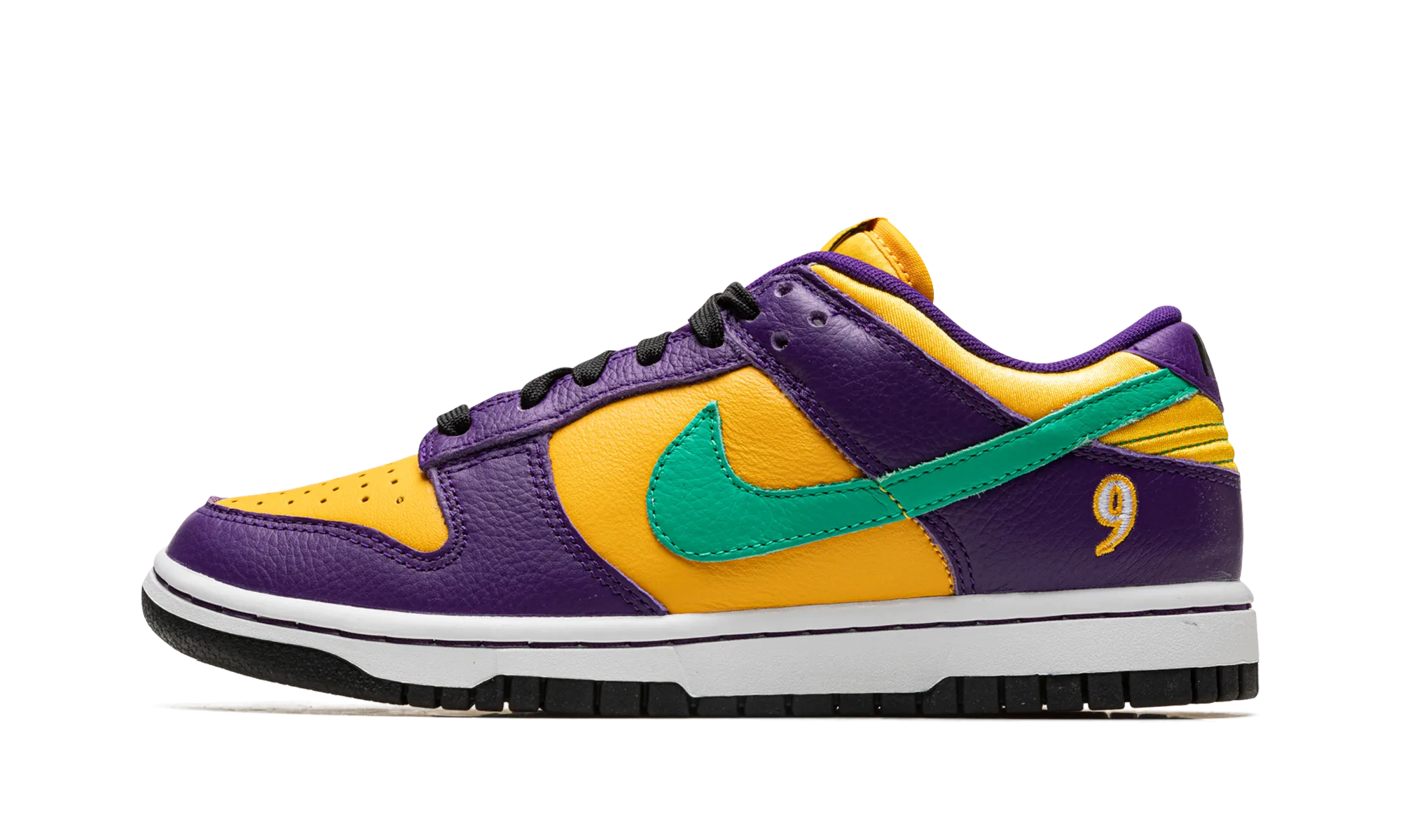 DUNK LOW WMNS "Lisa Leslie" Buckle Detail Porous Structure