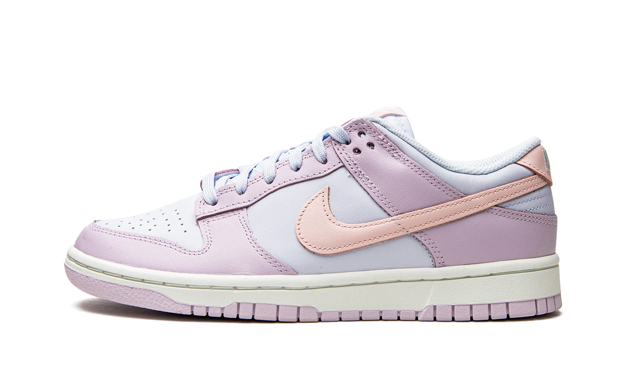 Versatile use DUNK LOW WMNS "Easter"
